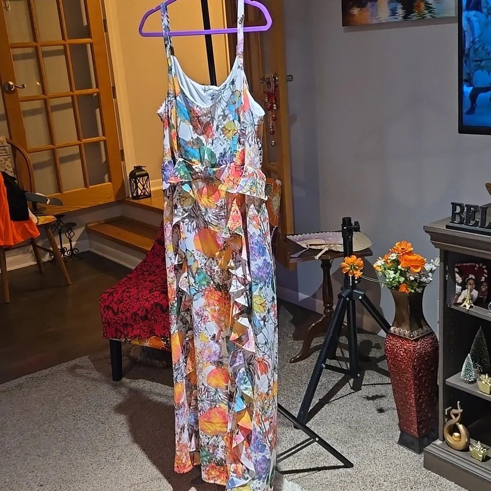 Beautiful Maxi Print Dress đź‘— With Ruffle Down Trail. - Picture 11 of 11